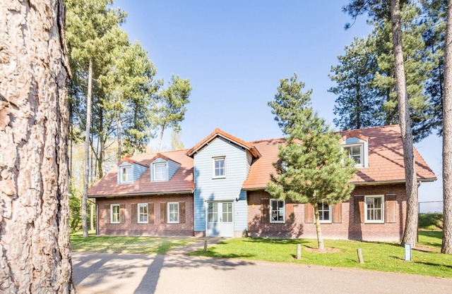 Luxurious villa with 5 bathroom, with a bath, near a reserve