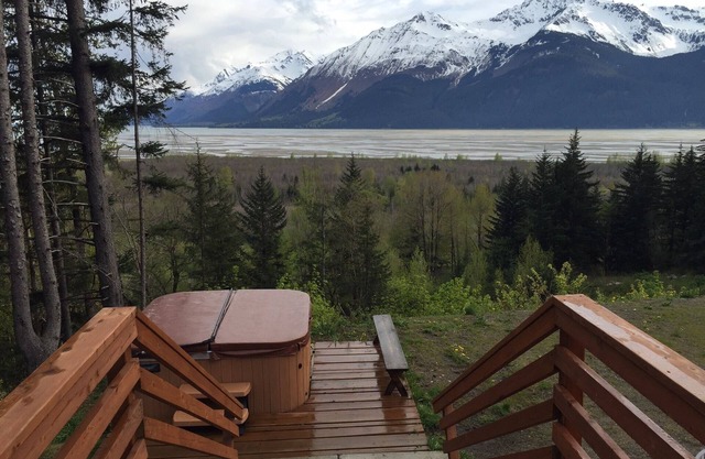 Luxurious Yurt with 3 bedrooms with stunning views and whirlpool