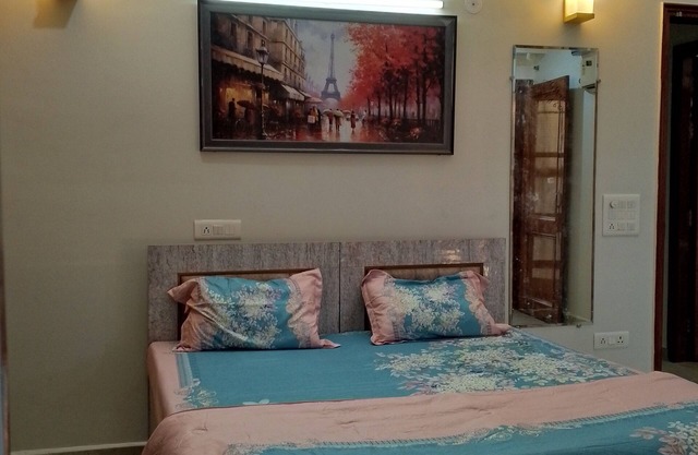 Luxurious3BHK+Large Hall+4 Beds+4 Bathrooms+Wifi+Parking+Lift+Metro+PetFriendly