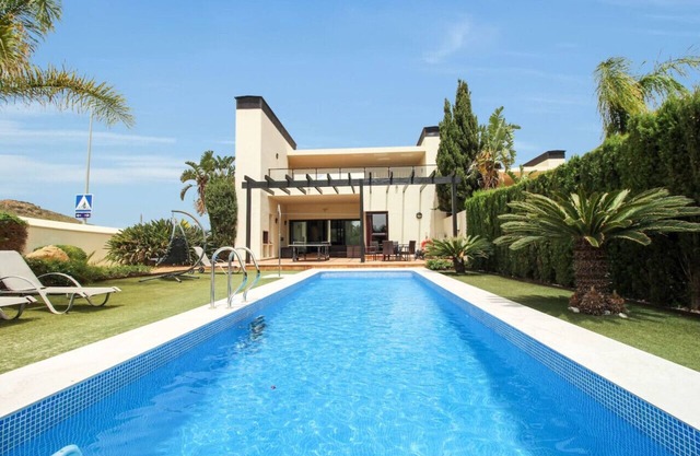 Luxuriuos 4 Bedroom Villa with Private Pool and Tennis and Paddle courts