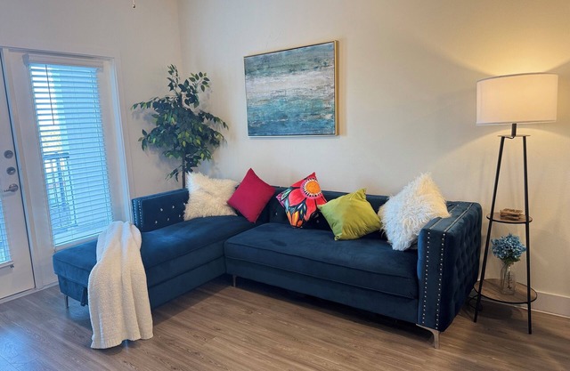 Luxury 1-bedroom apartment close to La Cantera/RIM with fitness center, WiFi