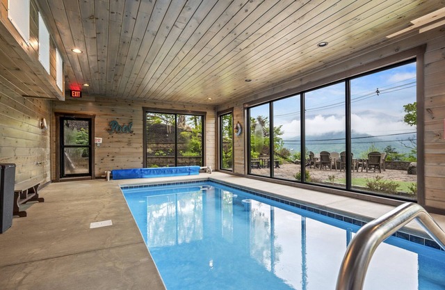 Luxury 13BR cabin, indoor pool, theater, arcade, epic views.