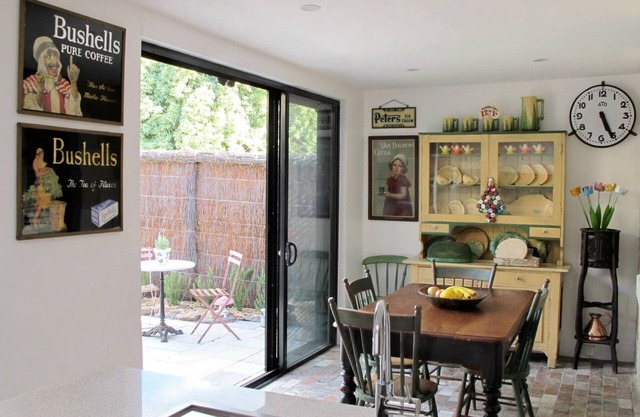 Luxury 1870's sandstone cottage, 2 bedrooms, 5 star kitchen & bathroom, garden