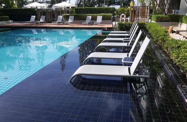 Luxury 2 bed apartment - Golf Course, Pool, and partial sea views.