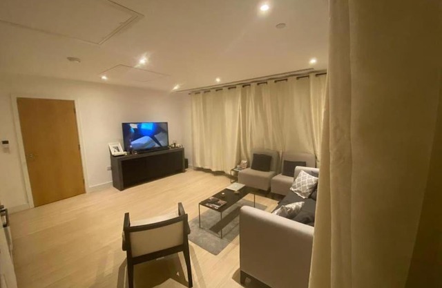 Luxury 2 bed ensuite 2 bathroom apartment East Croydon