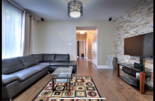 Luxury 2 bedroom, 2 bath condo , 2 balconies, hi speed WIFI with FREE parking