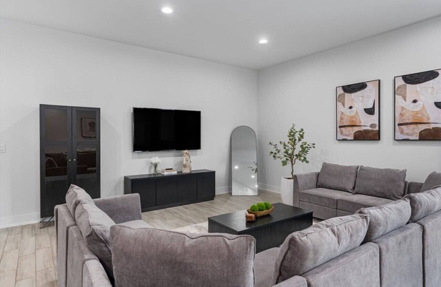 Luxury 24 Ppl Group Retreat w/4 Kitchens, Backyard, Balcony + 10-Car Parking