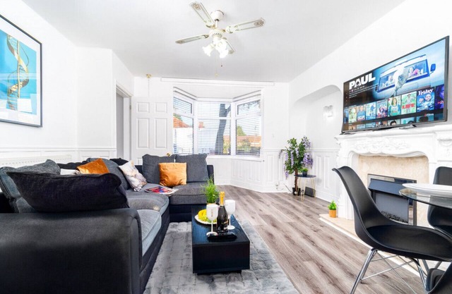 Luxury 3 Bed House - Garden - Parking