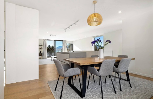 Luxury 3 Bedroom, 3 Bathroom Lakeview House