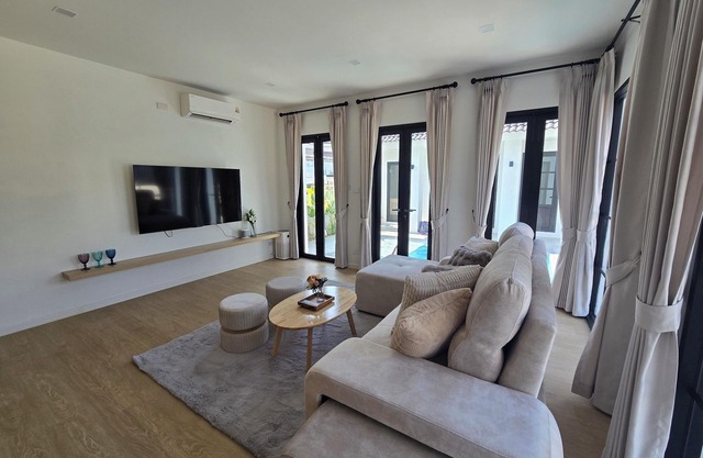Luxury 3-bedrooms family pool villa with AC and WiFi in good location Hangdong