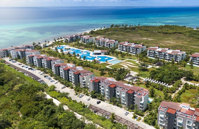 Luxury 3 BR Condo - Beachfront Complex Mareazul