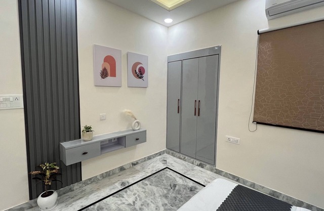 Luxury 3BHK 5 min from Metro Station with Projector, AC, Wifi, Kitchen-Dune Cove