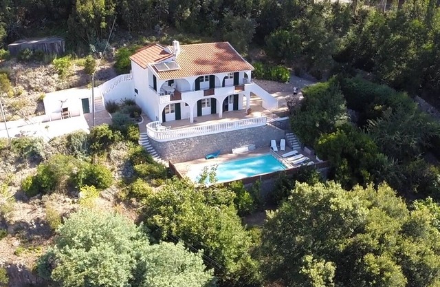 Luxury 4 Bed Villa with Pool & Stunning Sea Views