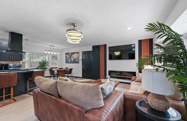 Luxury 4 Bedroom house Sleeps 10 with King Beds, near the Atlanta Airport.