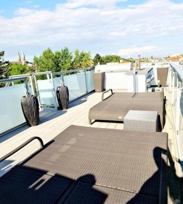 luxury 4 bedroom roof apt with 3 balconies & view