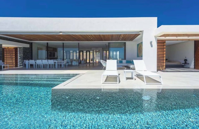Luxury 4-Bedroom Villa Ô with Infinity Pool and Stunning Sea View