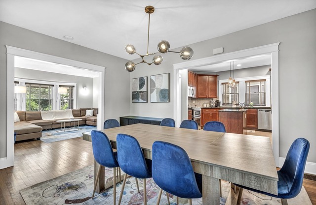 Luxury 4 BR Near Cleveland Clinic, UH & CWRU!