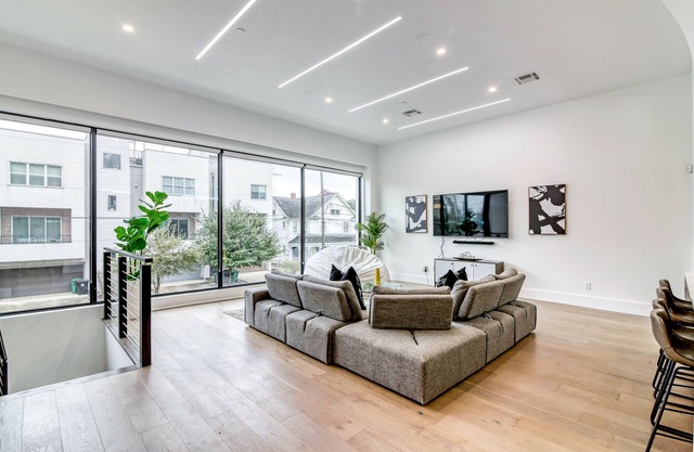 LUXURY 4 LEVEL TOWNHOME - THE HEART OF HOUSTON MONTROSE