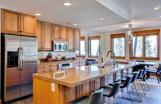 Luxury 4Bdr Ski In-Out Condo-Premium Amenities by RedAwning