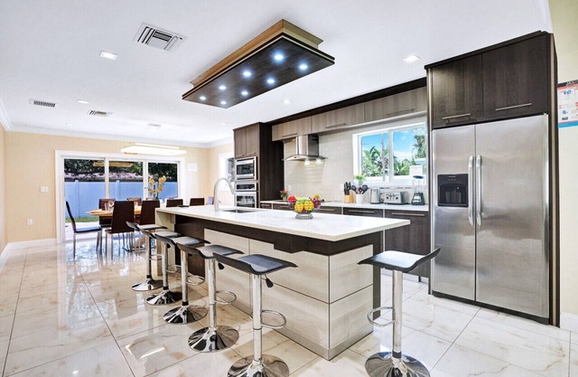 Luxury 4BR/4BA Villa Heated Pool Minutes To Beach