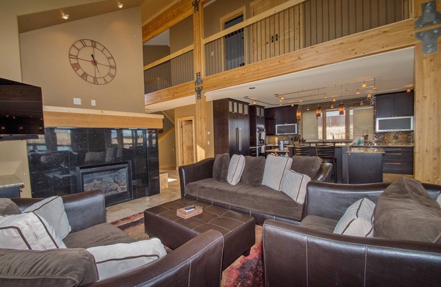 LUXURY 4BR - Silverthorne - 4 King Suites - Private Hot Tub - 7 ski areas