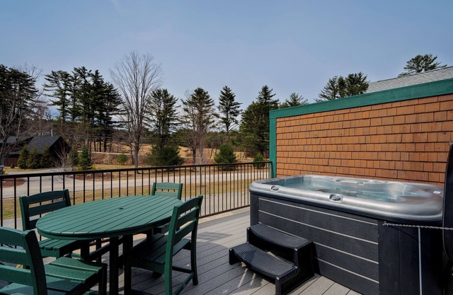 Luxury 4BR Townhouse with Hot Tub, Fireplace, Deck & Game Room in Conway, NH