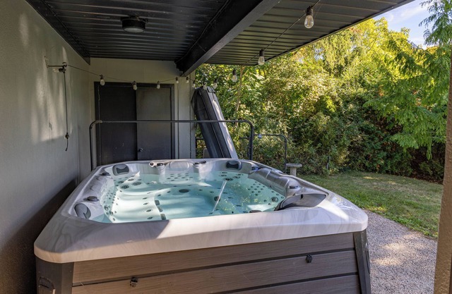 Luxury 5-Bed London Retreat: Hot Tub & Sauna + Prime Location, Ultimate Comfort!