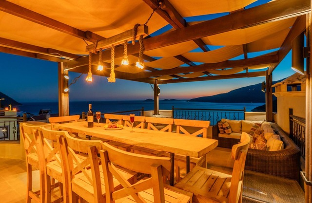 Luxury 5 bed villa, heated pool & great sea views