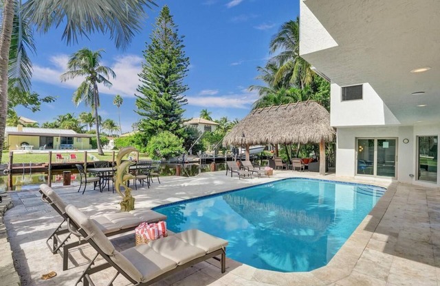Luxury 5-bedrooms 4-bathrooms waterfront home with heated pool and Tiki Hut