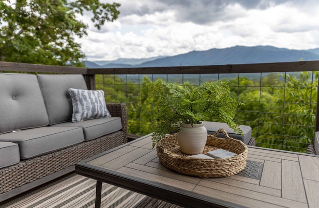 Luxury 5 BR Cabin with Hot Tub and Views!
