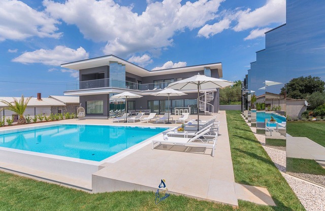 Luxury 5-BR Villa Oasis with Private Heated Pool Near the Coast