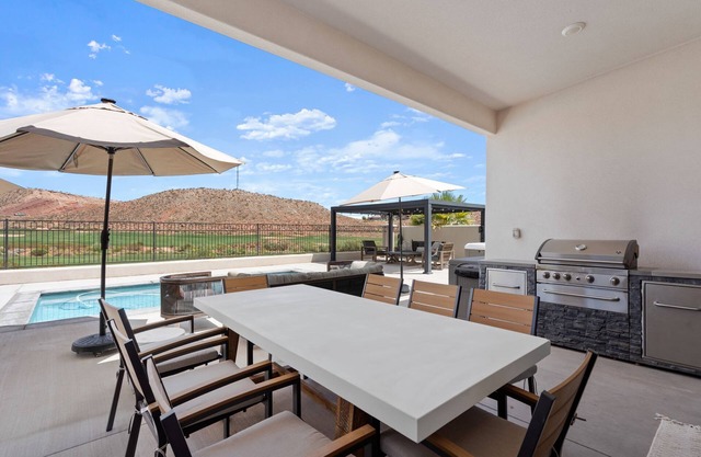 Luxury 6 Bed Heated Private Pool, Hot Tub, Game Room, near Zions on Golf Course