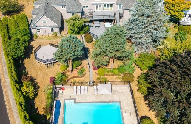 Luxury 7-Bedroom Villa with Pool, Hot Tub, Sauna, Gym, Pool Table