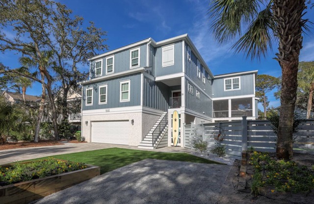 Luxury 7 BR, 3rd Row, Pool & Spa, Ideal location.