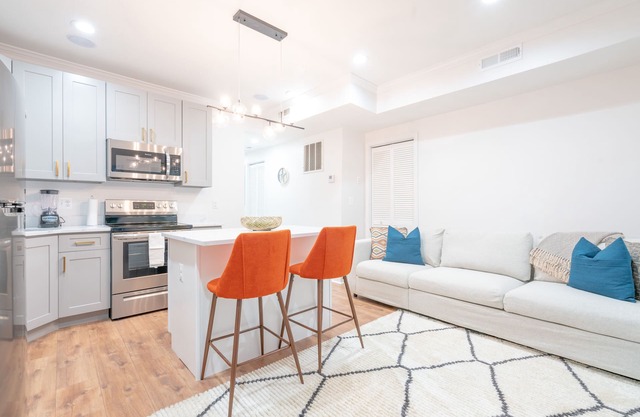 Luxury and Bright Remodeled Suite! Close to dwntn, airport & restaurants. Quiet!