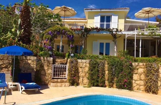 Luxury and comfort, peace and quiet. Pool, stunning seaview, garden and privacy.