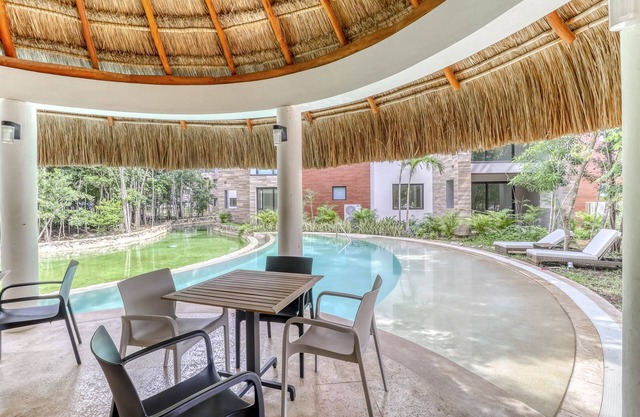 Luxury apartment in a new complex w/WiFi, AC & shared pools/hot tubs/kayaks