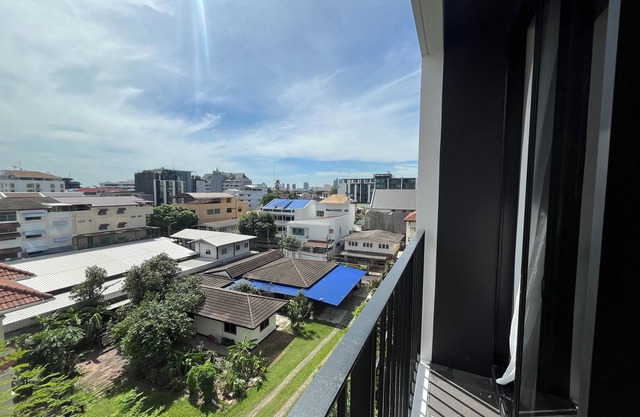 Luxury apartment next to BTS skytrain ARI. Lovely&lively prime area of Bangkok