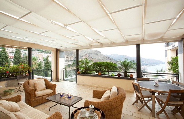 LUXURY APARTMENT, TERRACE SEA VIEW, SWIMMINGPOOL, PRIVATE PARKING