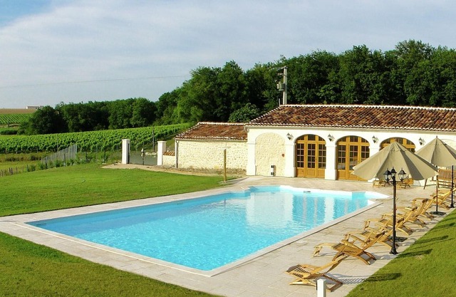 Luxury apartment with terrace, sauna, tennis, and heated pool.