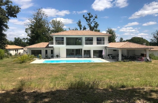 Luxury Architect Villa in the heart of vineyards near Bordeaux