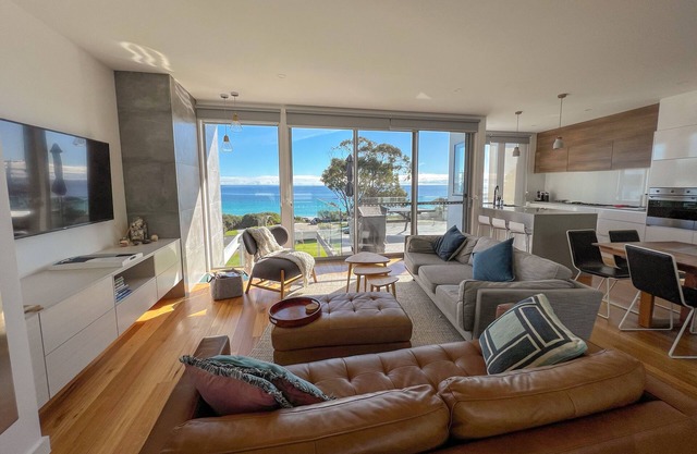 LUXURY BEACH HOUSE BINALONG at BAY OF FIRES