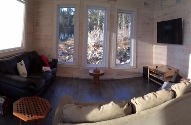 Luxury Beach House. Hot tub, Infrared Sauna, Massage Chair & Propane fireplace