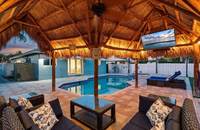 Luxury Beach House w/Pool, BBQ, 10 minutes to Beach