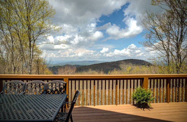 Luxury Beech Mtn Lodge, Views, Hot Tub & Game Room