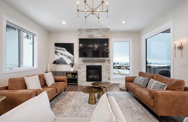 Luxury brand new duplex 4 bed/5 bath, elevator, hot tub, BBQ and pet-friendly!