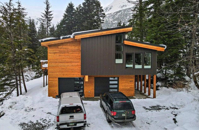 Luxury brand new 4 Bed 5 Bath modern comtempary home