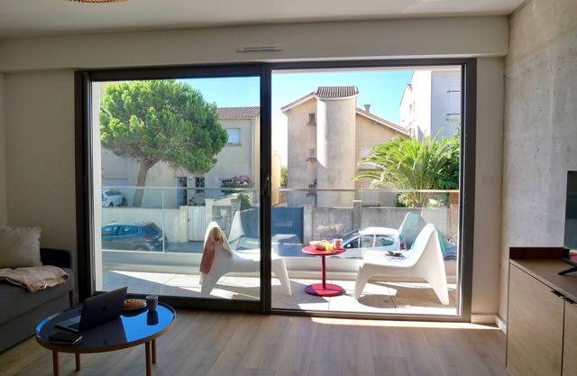 Luxury brand new appartment 40m away from a large sand beach