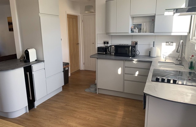 Luxury chalet in wonderful Pembrokeshire National Park, beach & coast path