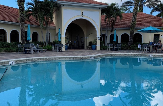 Luxury condo inn the heart of Naples, 3/2, community pool and fitness center